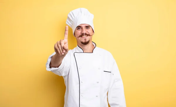 Chef Hombre Sonriendo Buscando Amigable Mostrando Número Uno — Foto de Stock
