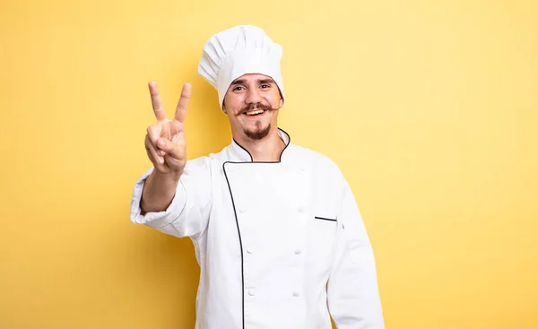 Chef Hombre Sonriendo Buscando Amigable Mostrando Número Dos — Foto de Stock