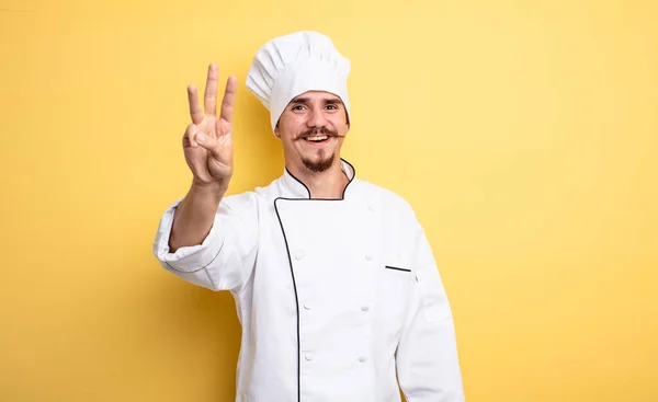 Chef Hombre Sonriendo Buscando Amigable Mostrando Número Tres — Foto de Stock