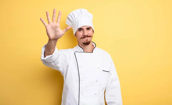 Chef Hombre Sonriendo Buscando Amigable Mostrando Número Cinco — Foto de Stock