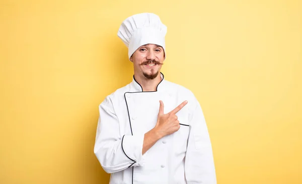 Chef Hombre Sonriendo Alegremente Sintiéndose Feliz Señalando Lado — Foto de Stock