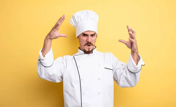 Chef Hombre Gritando Con Las Manos Alto Aire — Foto de Stock