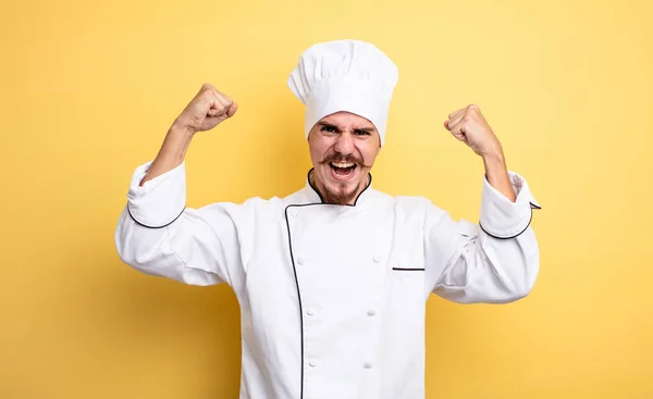 Chef Hombre Gritando Agresivamente Con Una Expresión Enojada — Foto de Stock