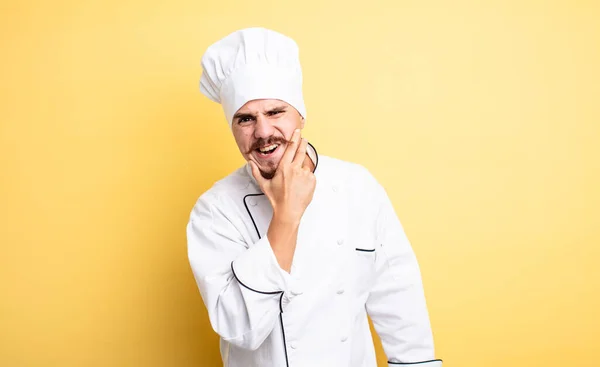 Chef Homem Com Boca Olhos Bem Abertos Mão Queixo — Fotografia de Stock