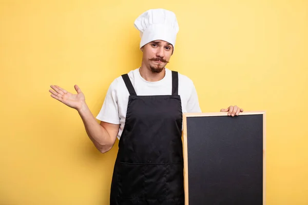 Szef Kuchni Człowiek Czuje Się Zakłopotany Zdezorientowany Wątpliwości — Zdjęcie stockowe