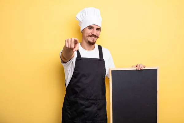 Šéfkuchař Ukazuje Kameru Jak Vybírá — Stock fotografie