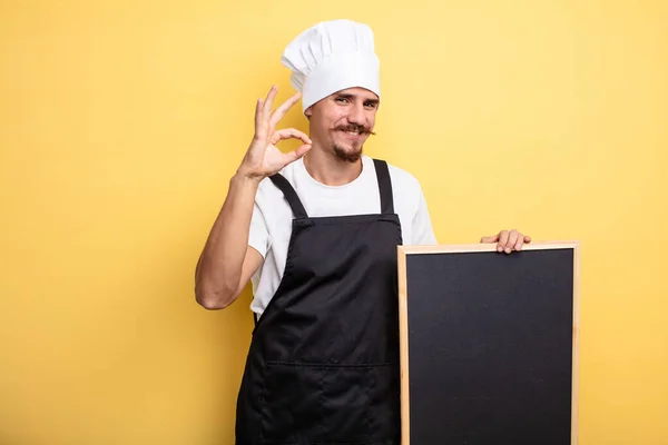 厨师高兴极了 以一个好的手势表示赞同 — 图库照片