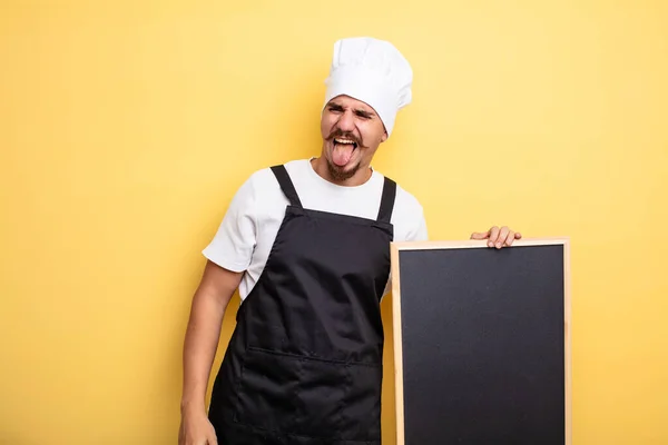 Uomo Chef Con Atteggiamento Allegro Ribelle Scherzare Attaccare Lingua Fuori — Foto Stock