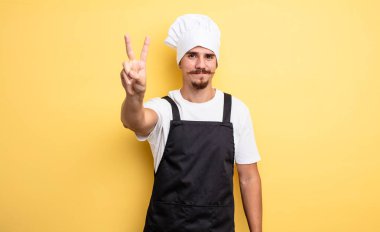 Şef gülümsüyor ve arkadaş canlısı görünüyor.