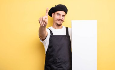 Sanatçı gururla gülümsüyor ve kendinden emin bir numara oluyor. boşluk konseptini kopyala