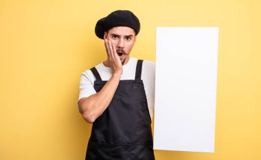 Sanatçı şok olmuş ve korkmuş hissediyor. boşluk konseptini kopyala