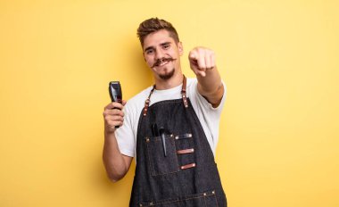 Hipster berber seni seçen kamerayı işaret ediyor.