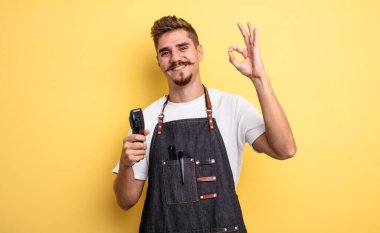 Hipster berber kendini mutlu hissediyor, iyi bir jestle onaylıyor.