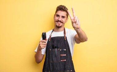 Hipster berber gülümseyen ve mutlu görünen, zafer ya da barış işareti yapan