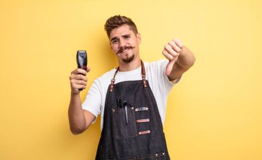 Hipster berber kendini kötü hissediyor, baş parmağını kaldırıyor.