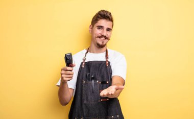 Hipster berber mutlu bir şekilde gülümsüyor ve bir konsept sunuyor.