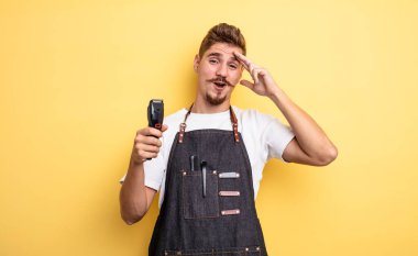Hipster berber mutlu, şaşkın ve şaşkın görünüyor.