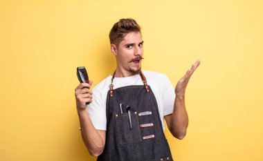 Hipster berber kendini mutlu hissediyor ve inanılmaz bir şeye hayret ediyor.