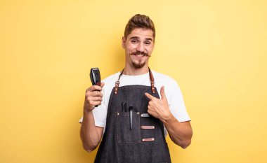 Hipster berber mutlu hissediyor ve heyecanla kendini işaret ediyor.