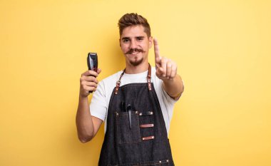 Hipster berber gururla gülümsüyor ve kendinden emin bir numara oluyor.