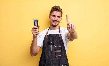 Hipster berber gülümsüyor ve arkadaş canlısı görünüyor.