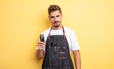 Hipster berber üzgün, üzgün ya da kızgın hissediyor ve yan tarafa bakıyor.