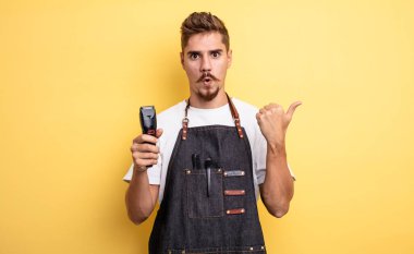 Hipster berber inançsızlıktan şaşkın şaşkın bakıyor