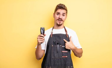 Hipster berber şoka uğramış ve ağzı açık bir şekilde kendini işaret ederek şaşırmış görünüyor.