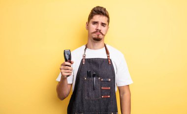 Hipster berber üzgün ve mızmız. Mutsuz bir bakışı ve ağlaması var.