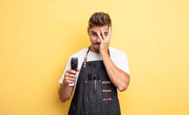 Hipster berber kendini sıkılmış, hayal kırıklığına uğramış ve uykulu hissediyor.