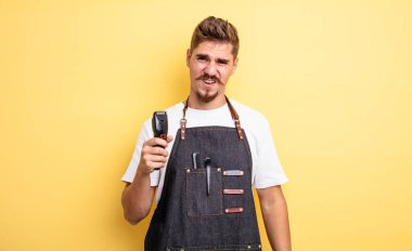 Hipster berber kafası karışık ve şaşkın görünüyor.