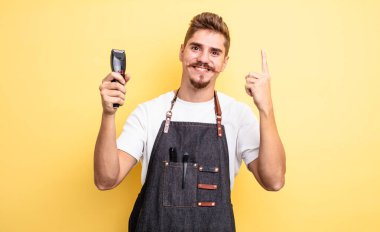 Bir fikri fark ettikten sonra kendini mutlu ve heyecanlı bir dahi gibi hisseden hippi berber.