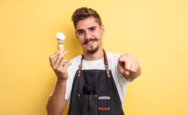 Hipster berber seni seçen kamerayı işaret ediyor.