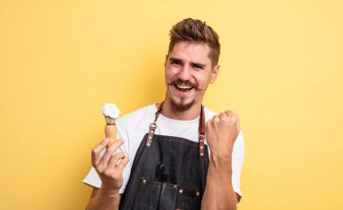Hipster berber şokta, gülüyor ve başarıyı kutluyor.