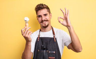 Hipster berber kendini mutlu hissediyor, iyi bir jestle onaylıyor.