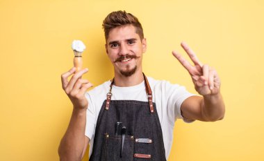 Hipster berber gülümseyen ve mutlu görünen, zafer ya da barış işareti yapan