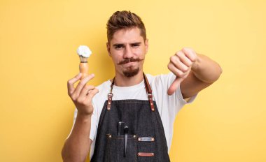 Hipster berber kendini kötü hissediyor, baş parmağını kaldırıyor.