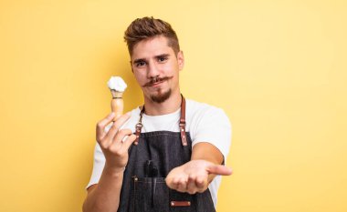 Hipster berber mutlu bir şekilde gülümsüyor ve bir konsept sunuyor.