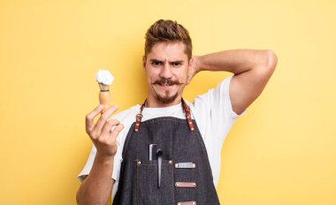 Hipster berber kendini stresli, endişeli ya da korkmuş hissediyor.