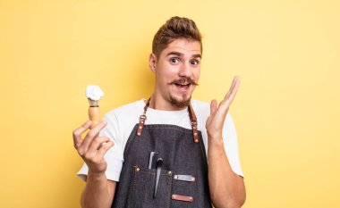 Hipster berber kendini mutlu hissediyor ve inanılmaz bir şeye hayret ediyor.