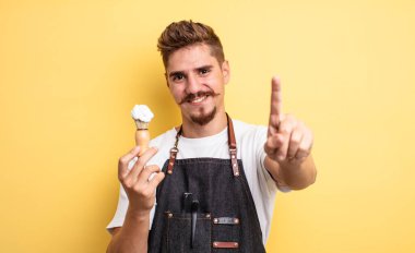 Hipster berber gururla gülümsüyor ve kendinden emin bir numara oluyor.