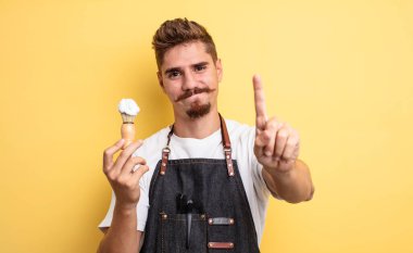 Hipster berber gülümsüyor ve arkadaş canlısı görünüyor.