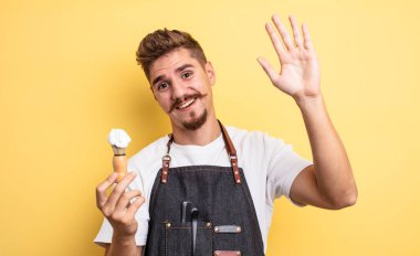 Hipster berber mutlu bir şekilde gülümsüyor, el sallıyor, seni selamlıyor ve selamlıyor.
