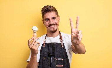 Hipster berber gülümsüyor ve arkadaş canlısı görünüyor.