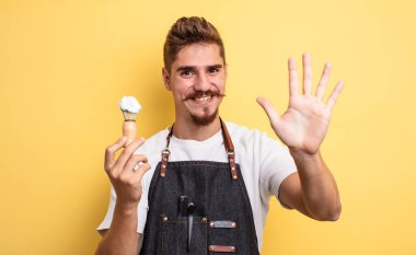 Hipster berber gülümsüyor ve arkadaş canlısı görünüyor.