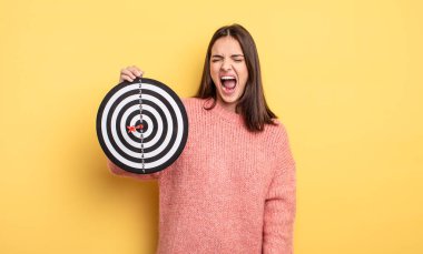 Saldırganca bağırıyor, çok sinirli görünüyor.