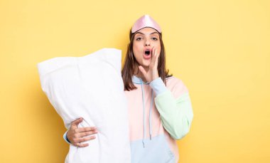 genç kadın pijama ile yastık 