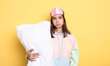 genç kadın pijama ile yastık 