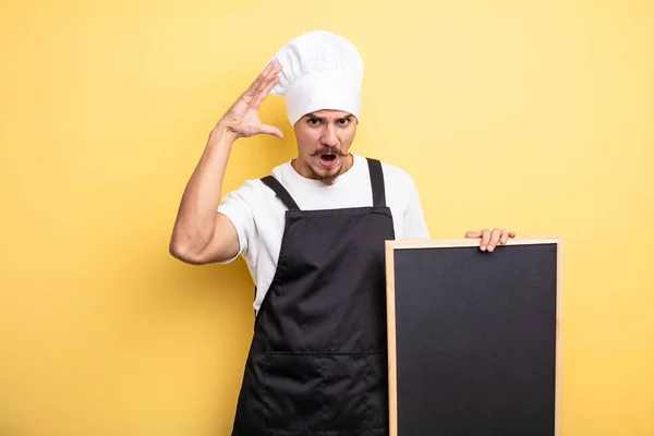 Šéfkuchař Řve Rukama Nad Hlavou — Stock fotografie