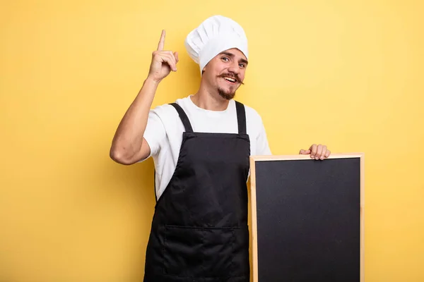 Chef Uomo Sentirsi Come Genio Felice Eccitato Dopo Aver Realizzato — Foto Stock